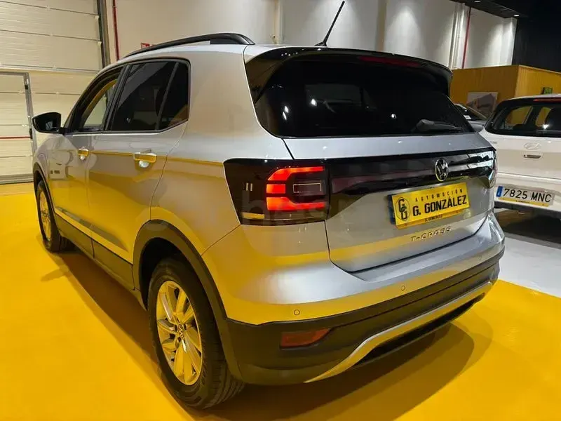 Usado VW T-Cross Advance 110 CV (80 kW) 2022 Gris / plata SUV