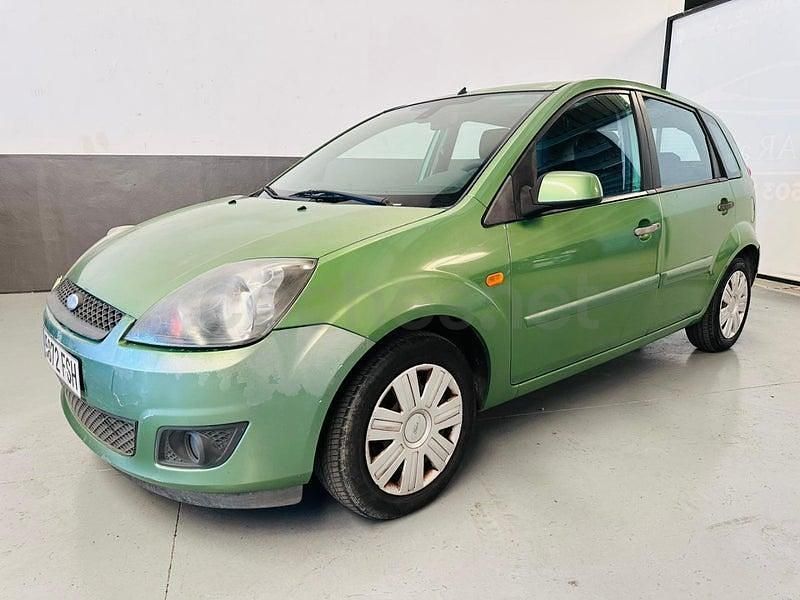 Usado Ford Fiesta Ambiente 70 CV (51 kW) 2007 Verde Utilitario