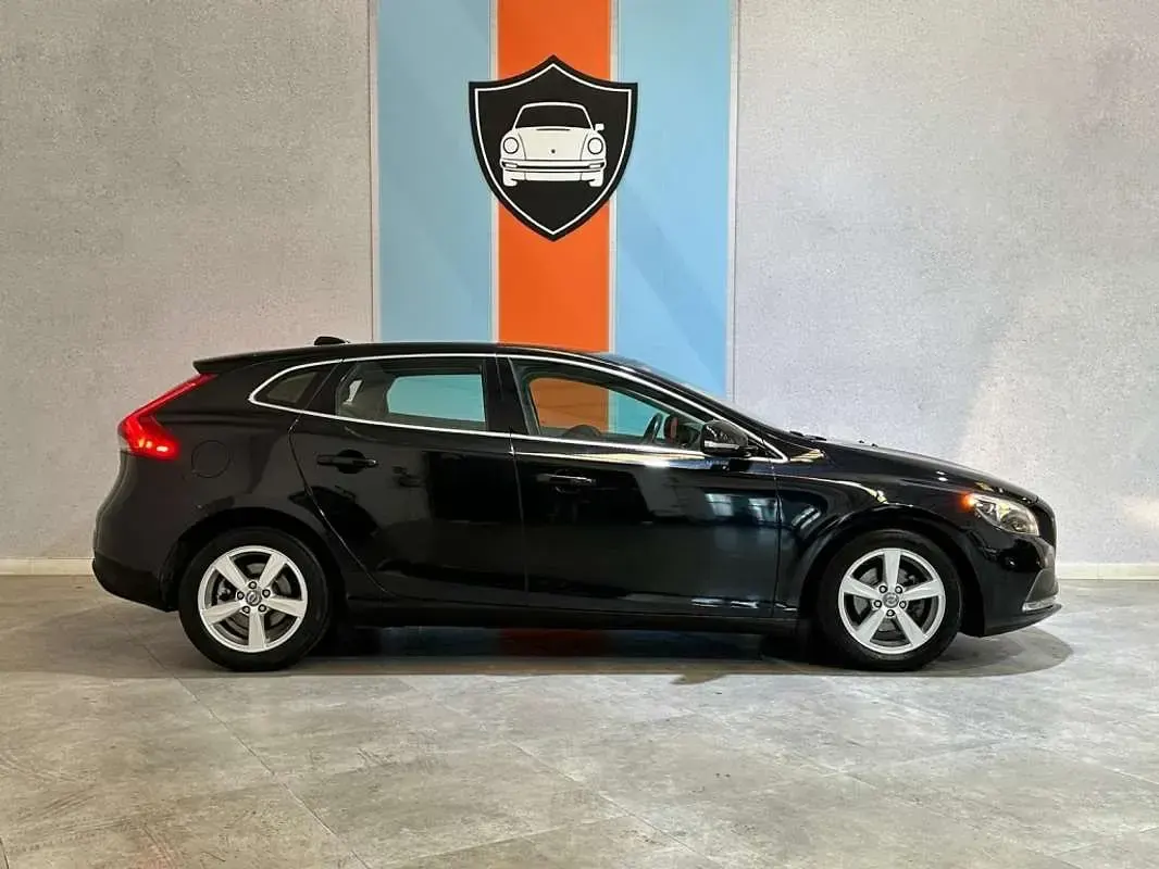 Usado Volvo V40 Momentum 115 CV (84 kW) 2012 Negro Utilitario