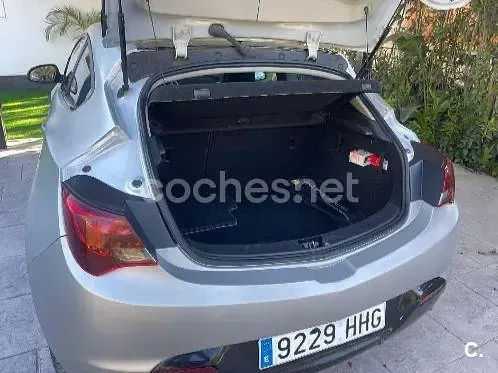 Usado Opel Astra GTC Sportive 165 CV (121 kW) 2011 Gris / plata Berlina