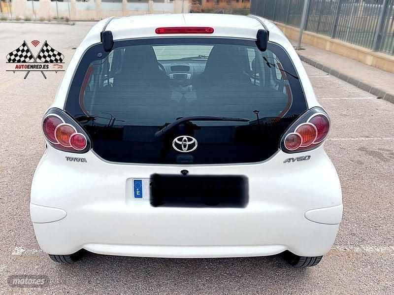Usado Toyota Aygo City 68 CV (50 kW) 2012 Blanco Utilitario