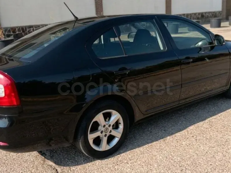 Usado Skoda Octavia Active 105 CV (77 kW) 2013 Negro Berlina