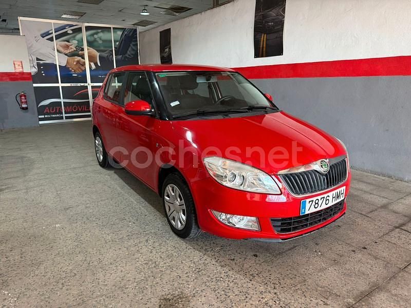 Rojo Usado 2012 Skoda Fabia Ambition Berlina | 5799 € (Precio justo) - Imagen 1/4