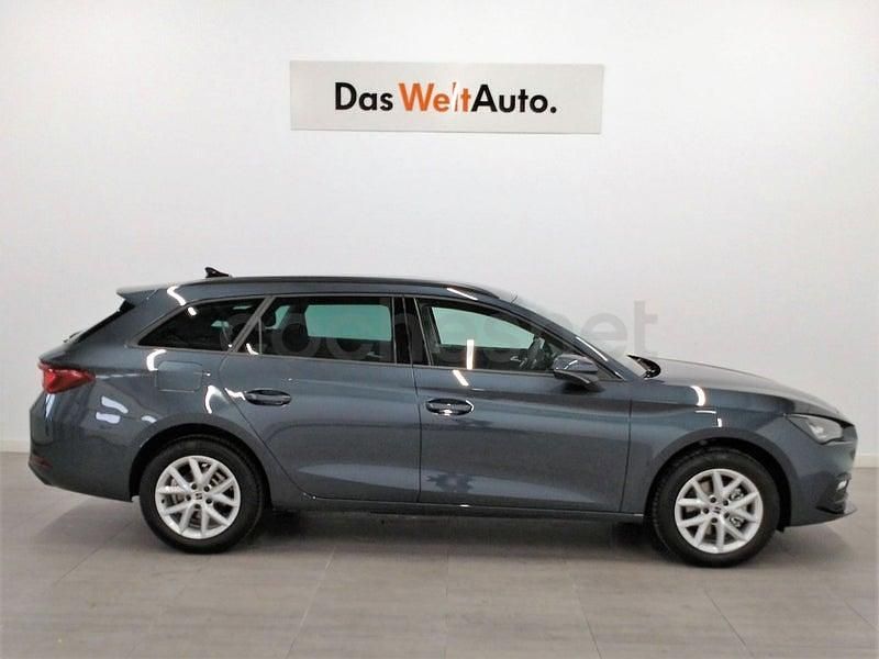 Usado Seat Leon Style 150 CV (110 kW) 2025 Gris / plata Familiar