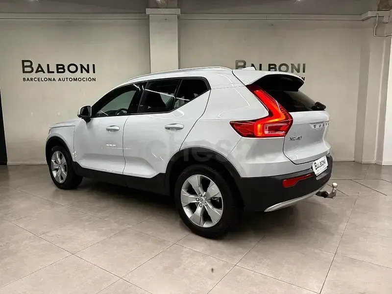 Usado Volvo XC40 Momentum 197 CV (144 kW) 2021 Gris / plata SUV