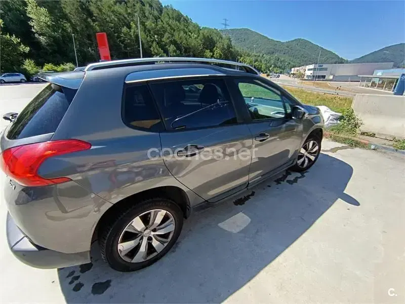 Usado Peugeot 2008 Style 100 CV (73 kW) 2016 Gris / plata SUV