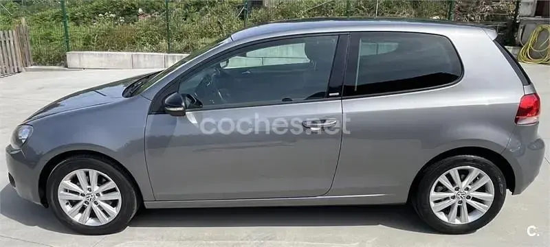 Usado VW Golf VII Advance 105 CV (77 kW) 2012 Gris / plata Berlina