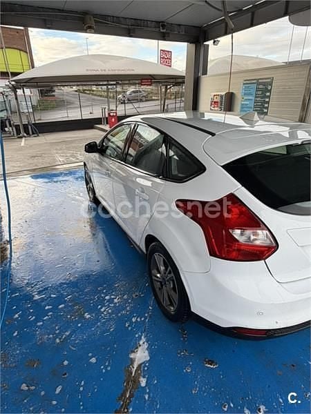 Usado Ford Focus Trend 125 CV (91 kW) 2014 Blanco Berlina