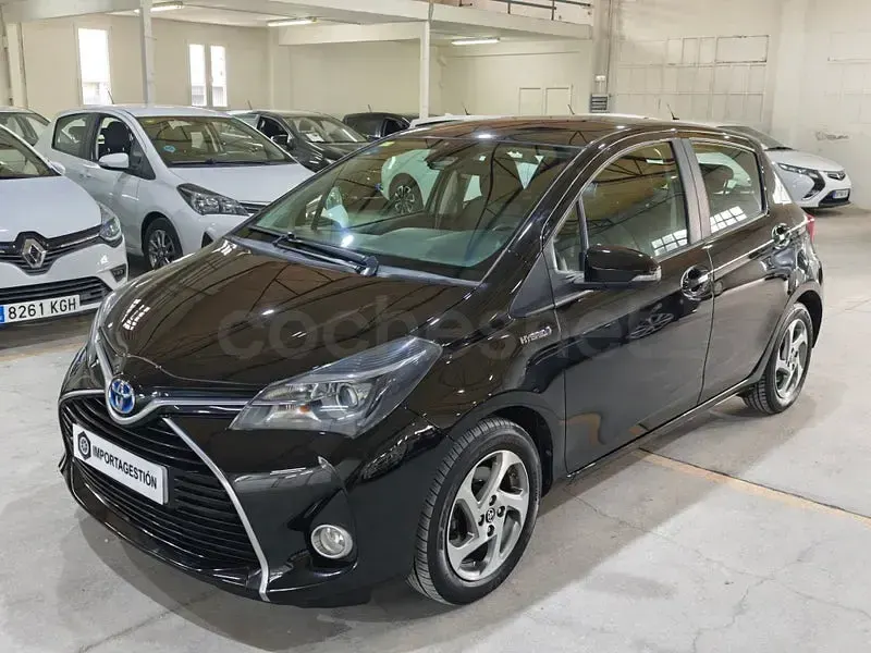 Usado Toyota Yaris Hybrid Active 100 CV (73 kW) 2016 Negro Berlina