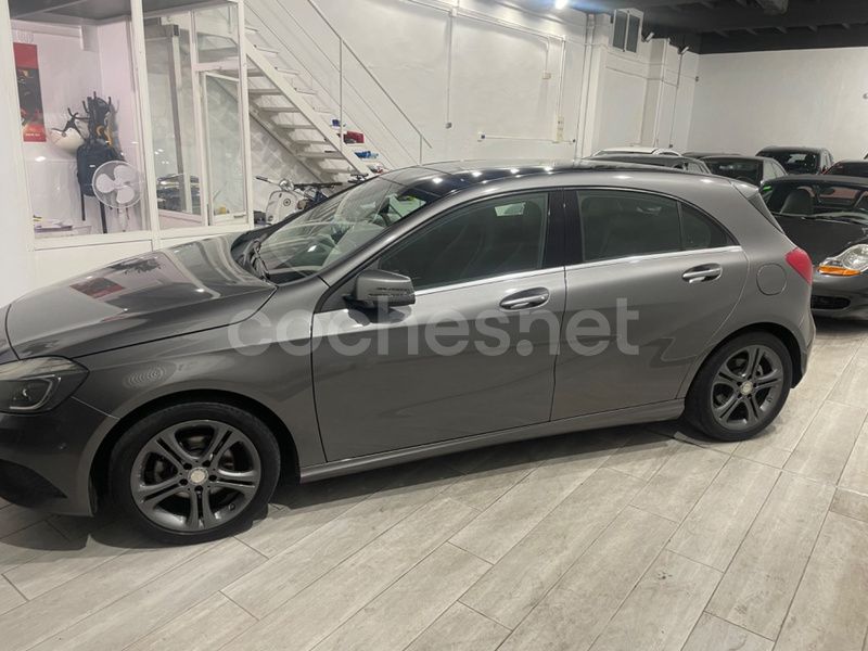 Usado Mercedes A180 Urban 109 CV (80 kW) 2015 Gris / plata Berlina