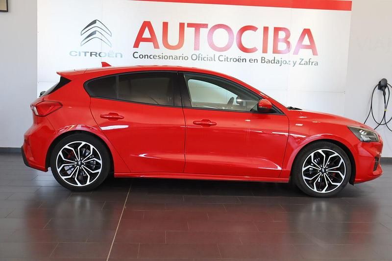 Usado Ford Focus ST-Line 125 CV (91 kW) 2019 Rojo Utilitario
