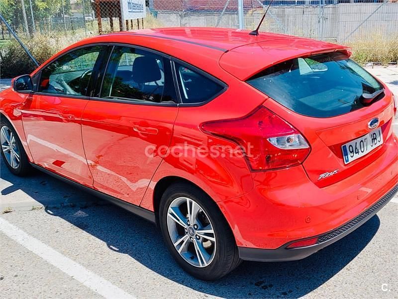 Usado Ford Focus 115 CV (84 kW) 2014 Rojo Berlina