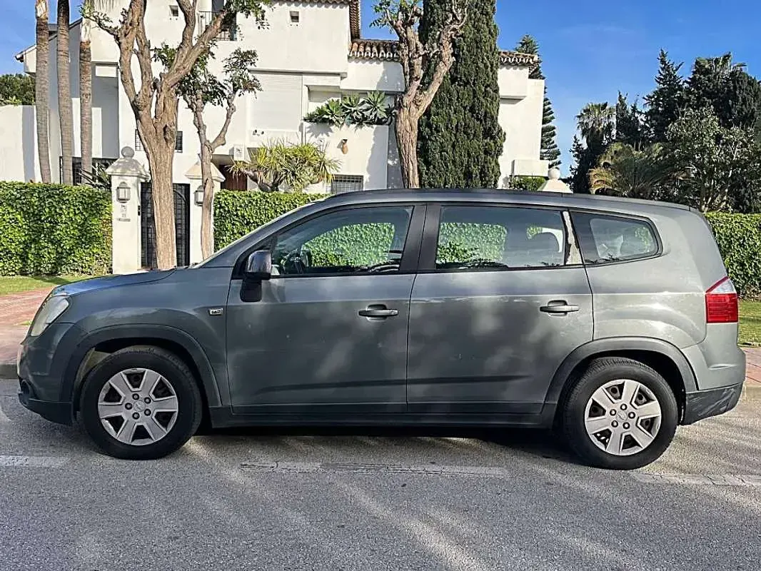 Usado Chevrolet Orlando LTZ 141 CV (103 kW) 2011 Gris Monovolumen