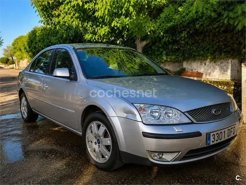 Usado Ford Mondeo Ghia 155 CV (114 kW) 2004 Gris / plata Berlina