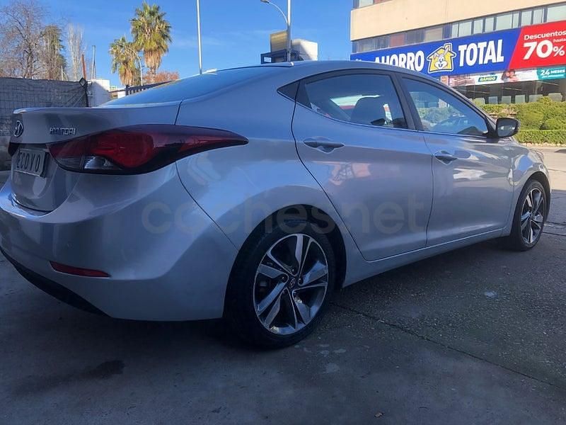 Usado Hyundai Elantra 132 CV (97 kW) 2014 Gris / plata Berlina