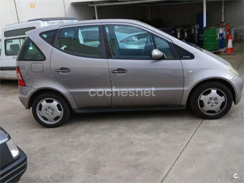 Usado Mercedes A160 Elegance 102 CV (75 kW) 2000 Gris / plata Monovolumen