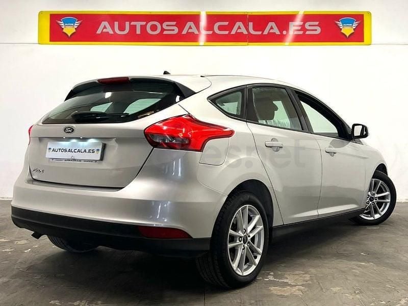 Usado Ford Focus Trend 120 CV (88 kW) 2016 Gris / plata Berlina