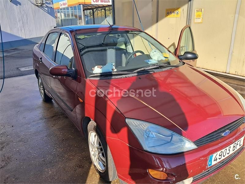 Rojo Usado 2001 Ford Focus Ambiente Berlina | 1300 € (Precio justo) - Imagen 1/3