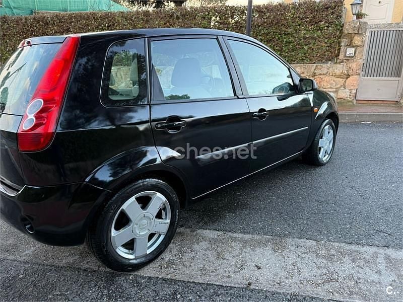 Usado Ford Fiesta Ghia 80 CV (58 kW) 2006 Negro Utilitario