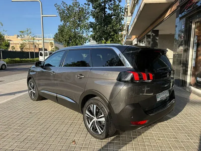 Usado Peugeot 5008 GT-line 130 CV (95 kW) 2018 Gris / plata SUV