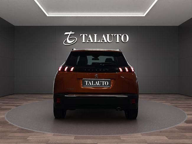 Usado Peugeot 2008 Allure 110 CV (80 kW) 2022 Naranja SUV