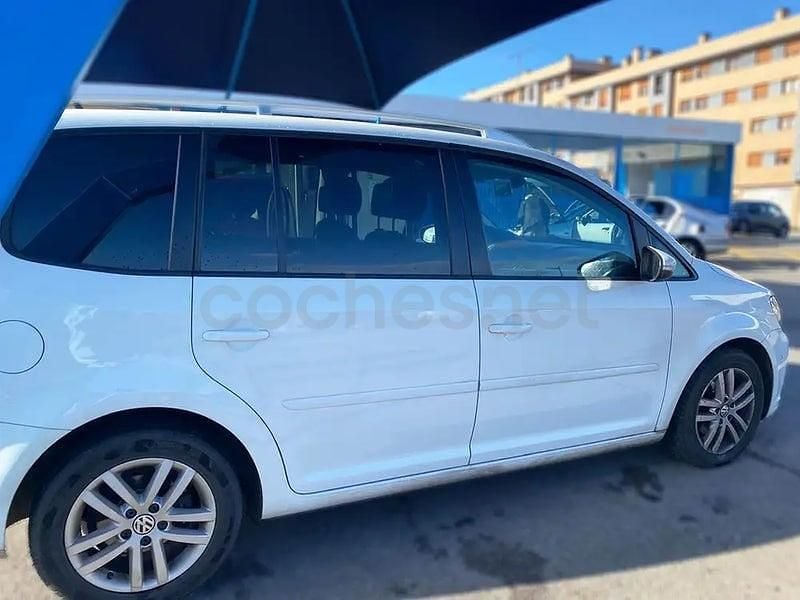 Usado VW Touran Edition 105 CV (77 kW) 2013 Blanco Monovolumen
