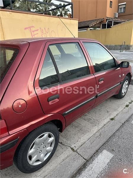 Usado Peugeot 106 60 CV (44 kW) 2002 Rojo Utilitario