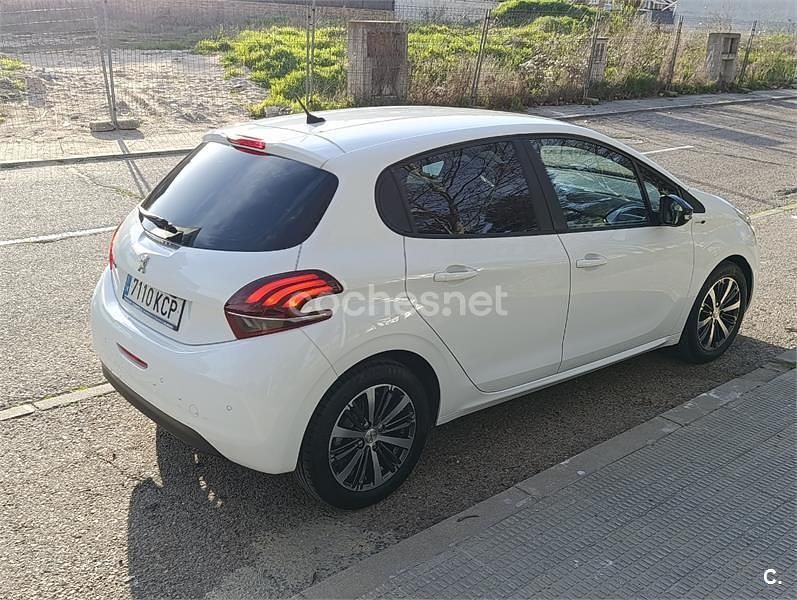Usado Peugeot 208 Style 100 CV (73 kW) 2017 Blanco Utilitario