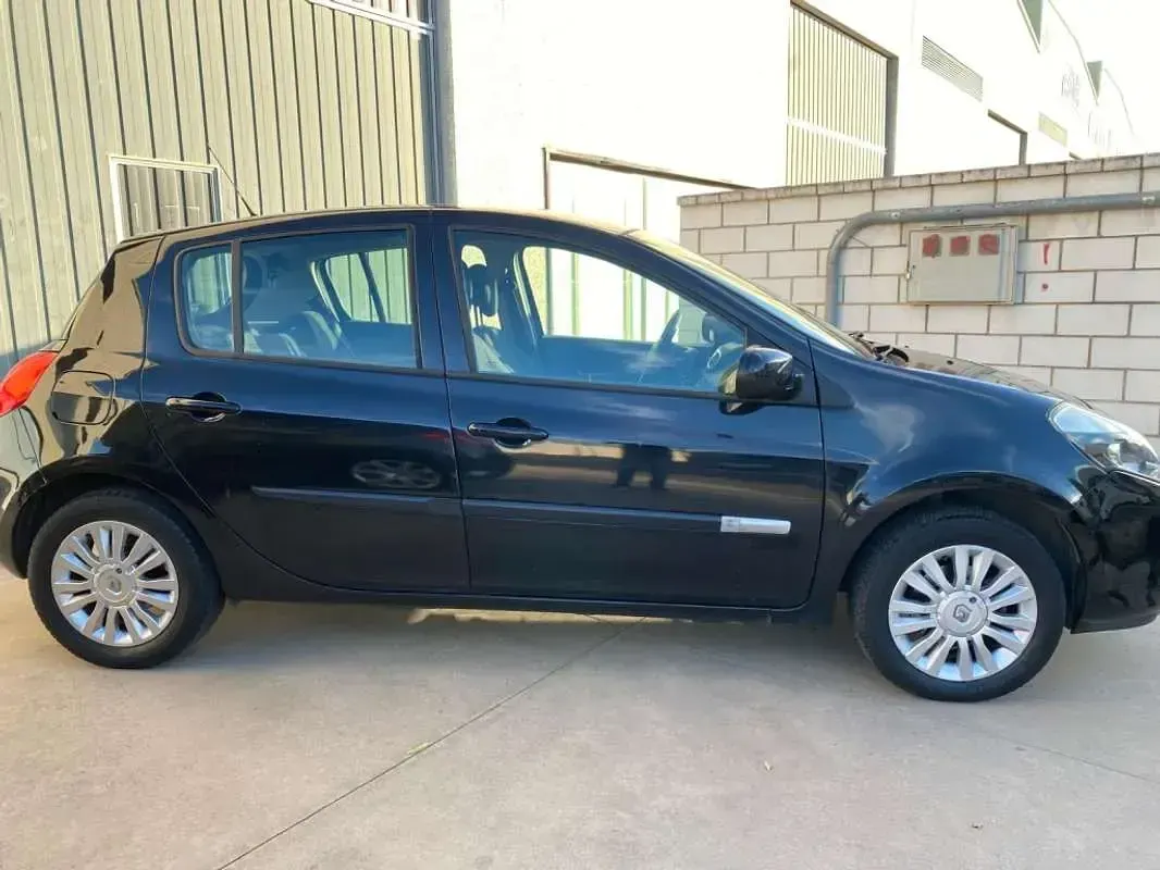 Usado Renault Clio Authentique 73 CV (53 kW) 2012 Negro Utilitario