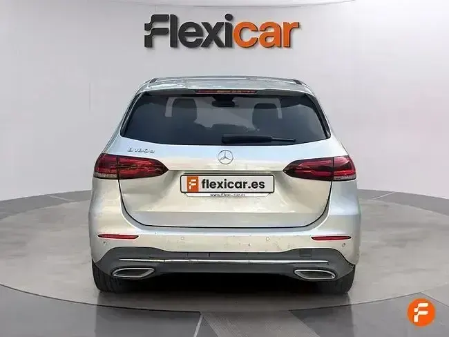 Usado Mercedes B180 116 CV (85 kW) 2020 Gris Utilitario