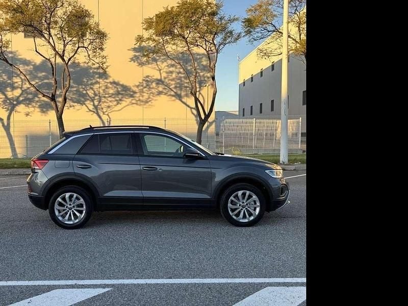 Usado VW T-Roc Life 150 CV (110 kW) 2023 Gris SUV
