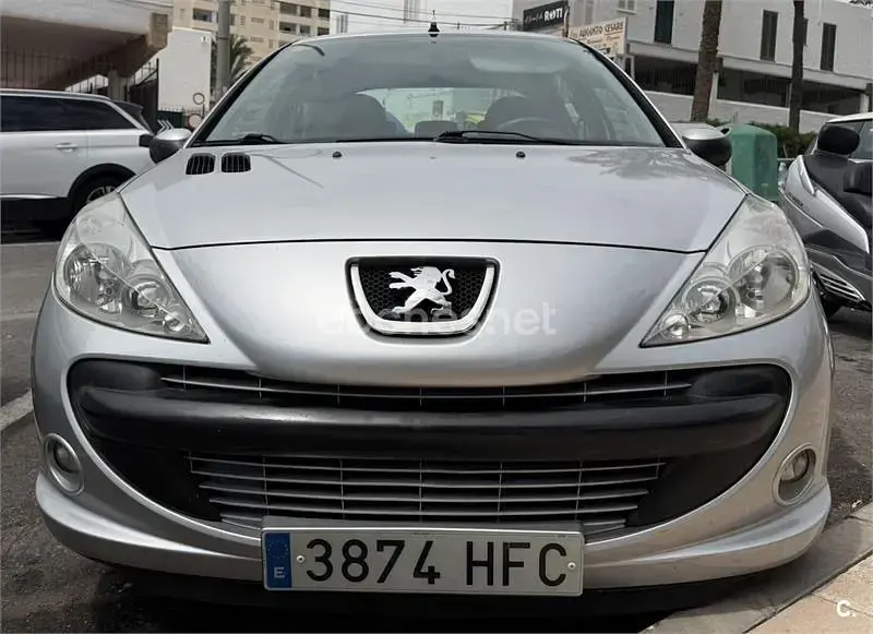 Usado Peugeot 206+ 70 CV (51 kW) 2011 Gris / plata Utilitario