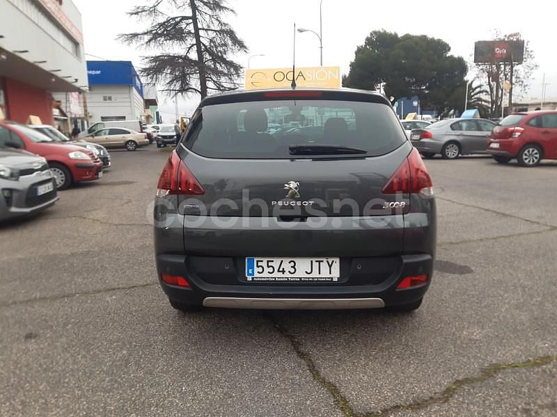 Usado Peugeot 3008 Allure 120 CV (88 kW) 2016 Marrón Berlina