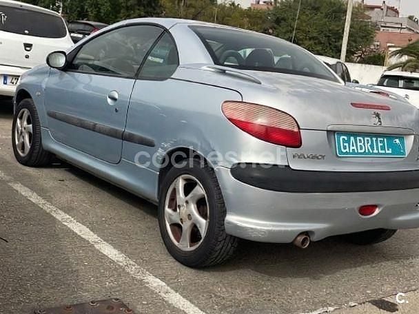 Usado Peugeot 206 110 CV (80 kW) 2002 Gris / plata Descapotable