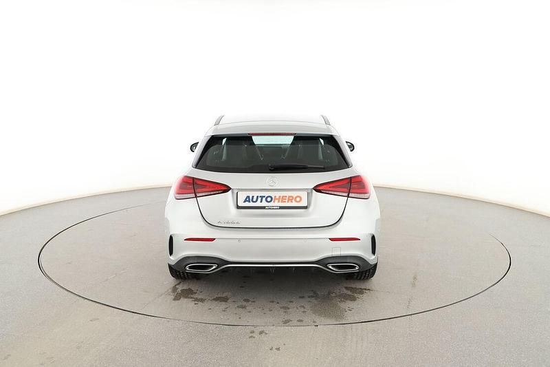 Usado Mercedes A180 AMG line 116 CV (85 kW) 2021 Gris Berlina