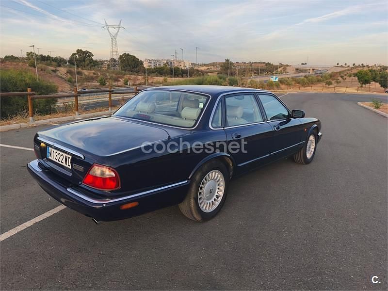 Usado Jaguar XJ6 Executive 216 CV (158 kW) 1997 Azul Berlina