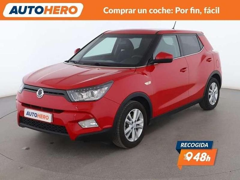 Rojo Usado 2015 Ssangyong (KGM) Tivoli Limited SUV | 9399 € (Precio justo) - Imagen 1/3