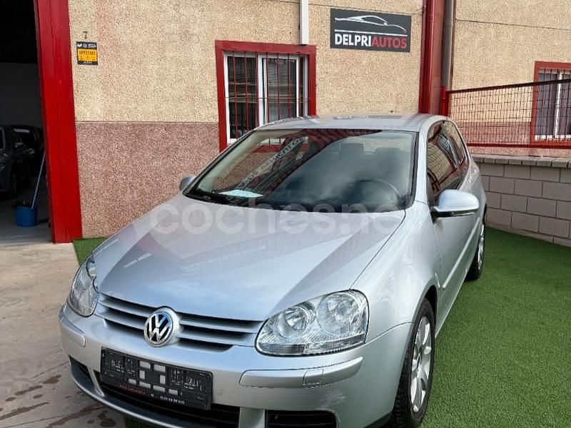 Usado VW Golf IV Highline 140 CV (102 kW) 2005 Gris / plata Berlina