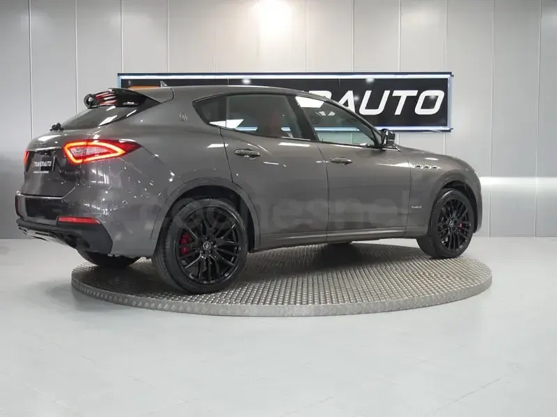 Usado Maserati Levante 350 CV (257 kW) 2019 Gris / plata SUV