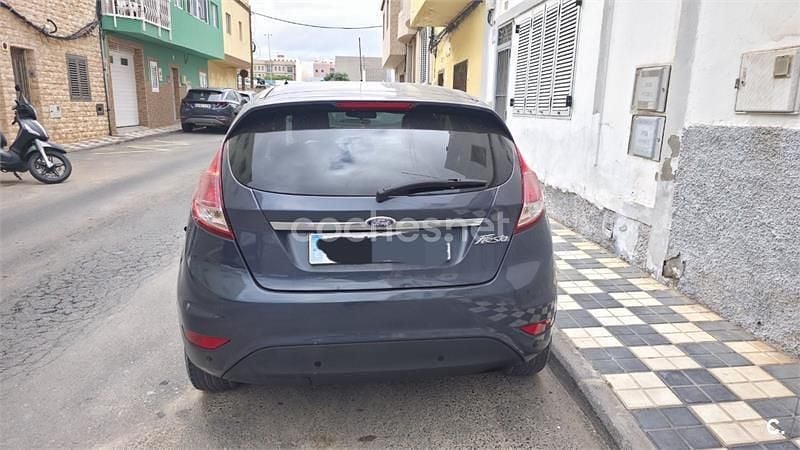 Usado Ford Fiesta Titanium 75 CV (55 kW) 2014 Gris / plata Utilitario