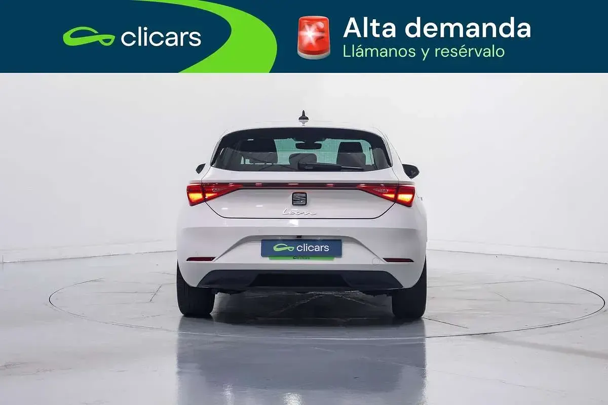 Usado Seat Leon Style 110 CV (80 kW) 2022 Blanco Utilitario