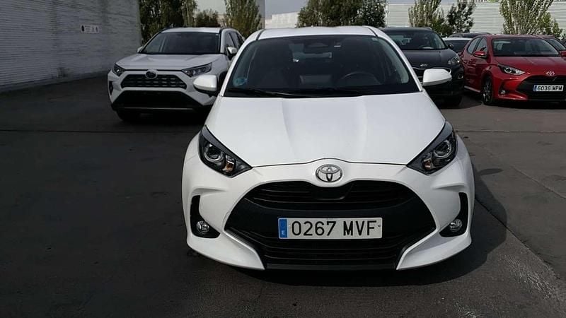 Blanco Usado 2024 Toyota Yaris Hybrid Active Utilitario | 18.900 € (Buen precio) - Imagen 1/4