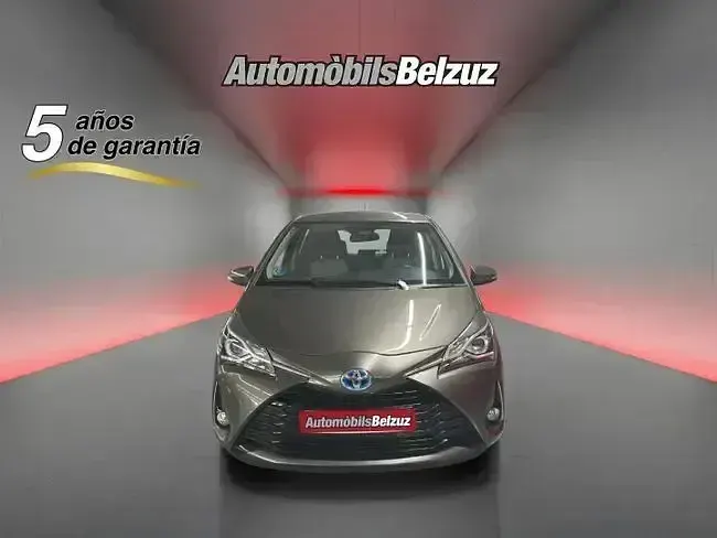 Usado Toyota Yaris Hybrid Active 100 CV (73 kW) 2019 Gris Utilitario