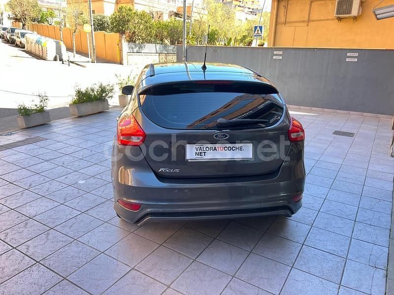 Usado Ford Focus Sport 120 CV (88 kW) 2015 Gris / plata Berlina
