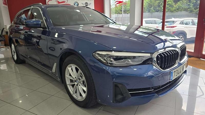Azul Usado 2023 BMW 520 Familiar | 37.390 € (Precio justo) - Imagen 1/4