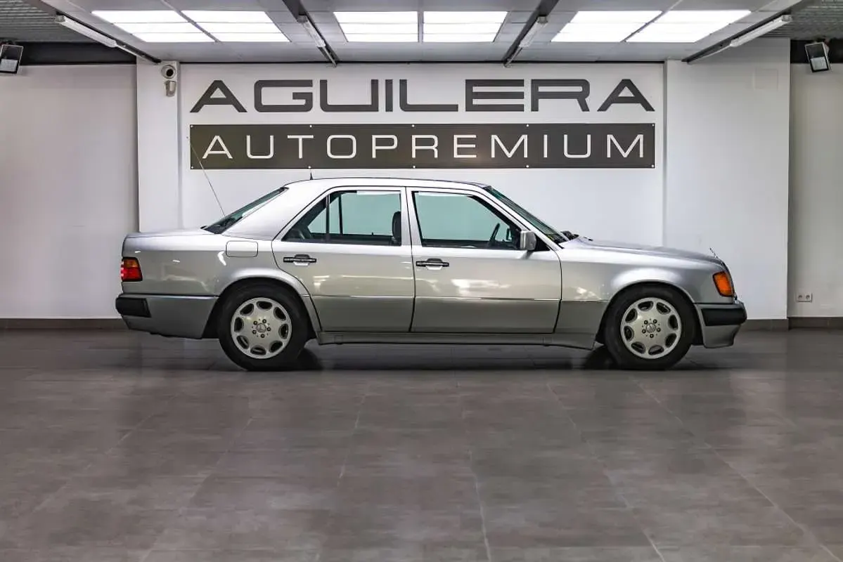 Usado Mercedes E500 320 CV (235 kW) 1992 Gris Berlina