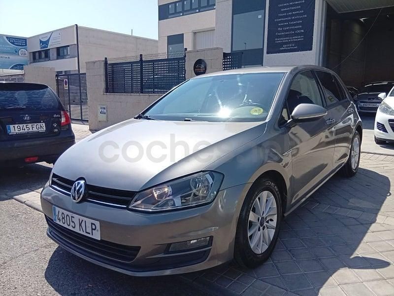 Usado VW Golf VII Advance 105 CV (77 kW) 2014 Gris / plata Berlina