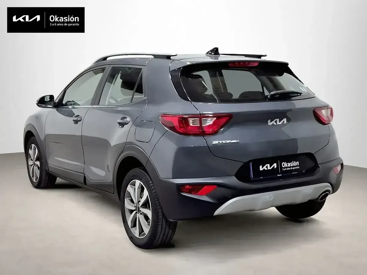 Usado Kia Stonic 120 CV (88 kW) 2022 Gris SUV