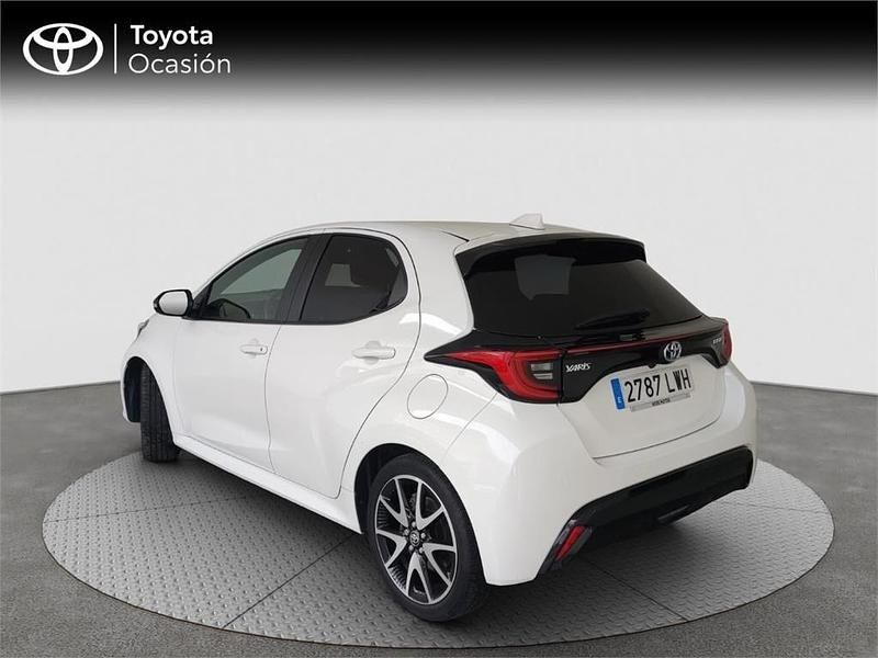 Usado Toyota Yaris Hybrid Style 116 CV (85 kW) 2022 Blanco Monovolumen