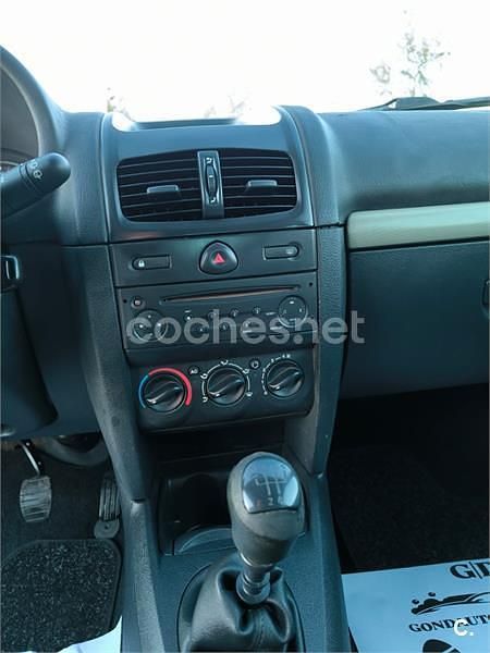 Blanco Usado 2002 Renault Clio II Expression Berlina | 2500 € (Precio justo) - Imagen 1/4